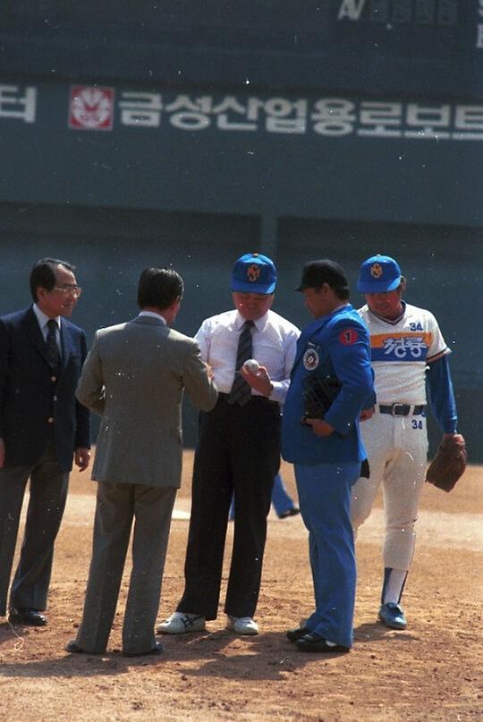 염보현 서울시장, 프로야구경기 시구