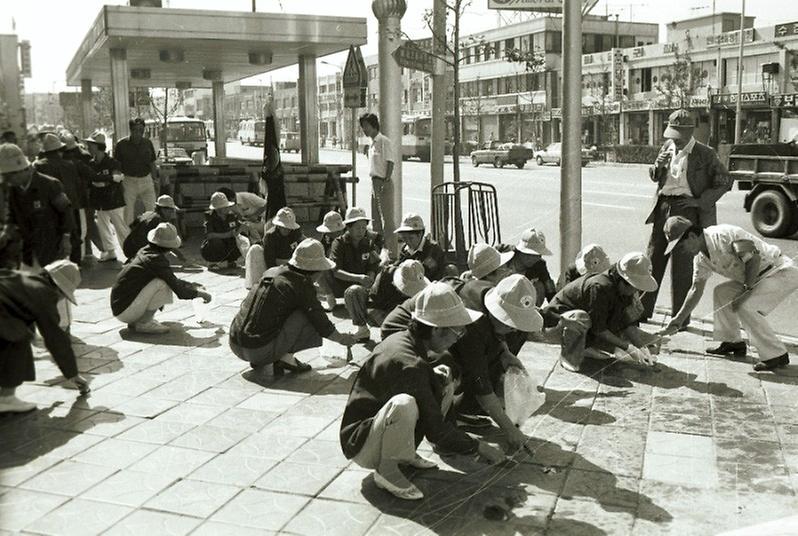 할머니노인회 거리청소 모습