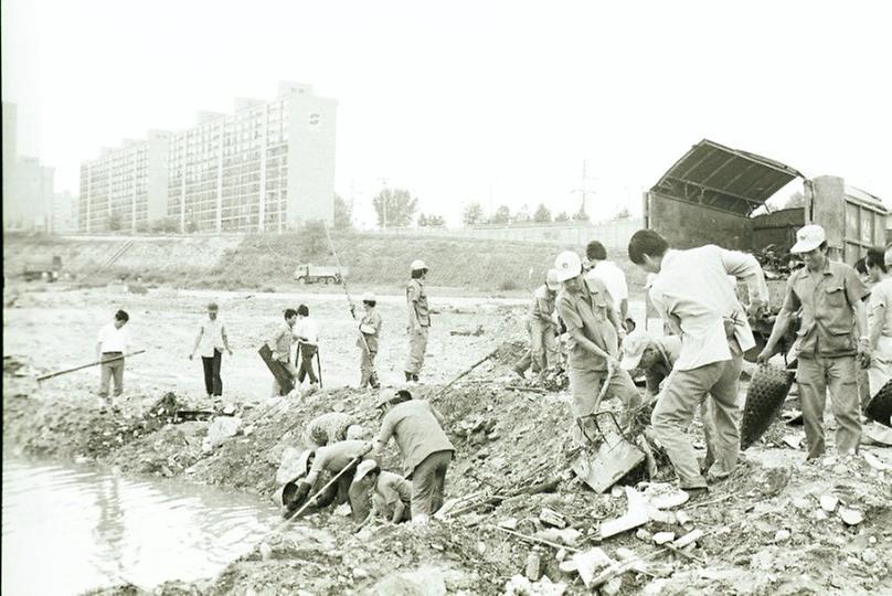 한강청소선 부유물제거 작업