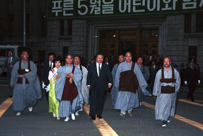 부처님오신날, 봉축탑 점등식