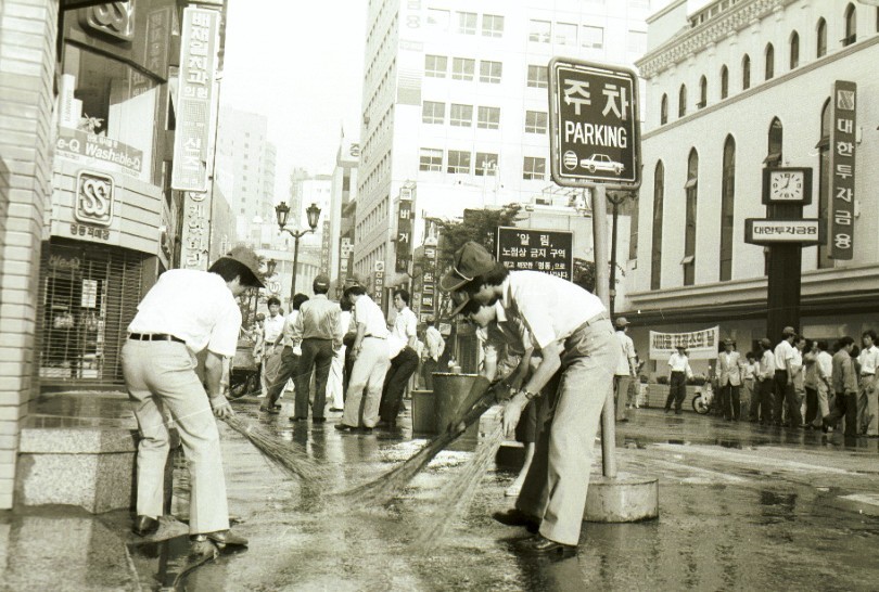 명동거리 대청소