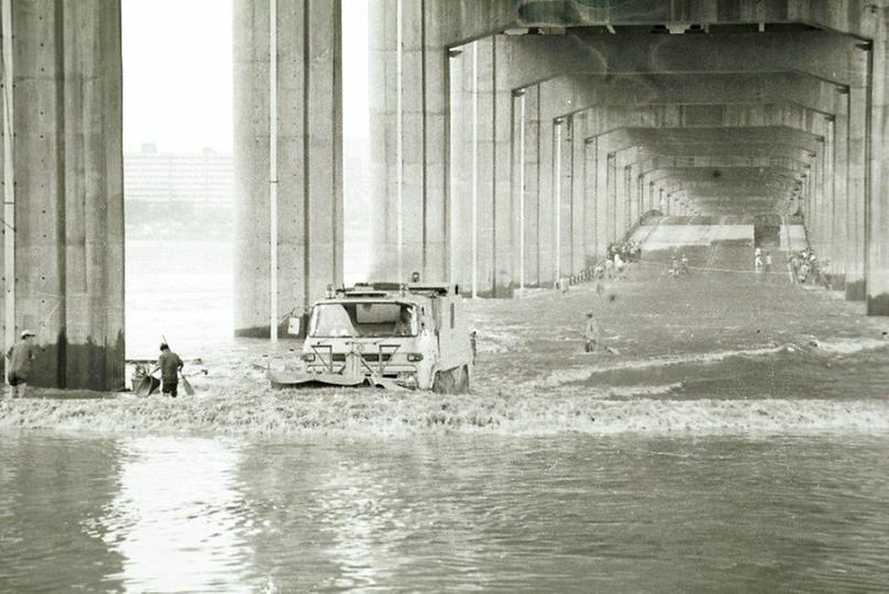 수해 복구 작업(잠수교)