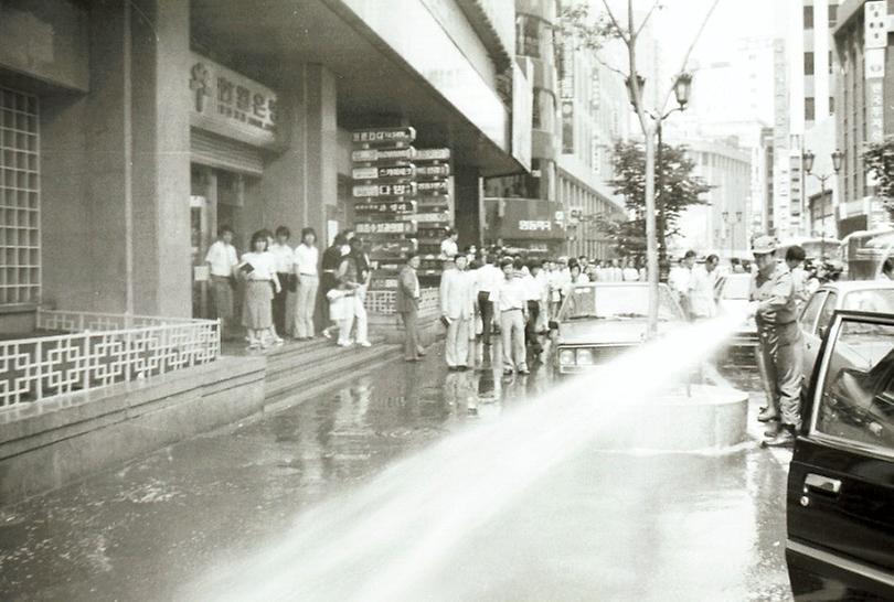 명동거리 청소(최루가스)