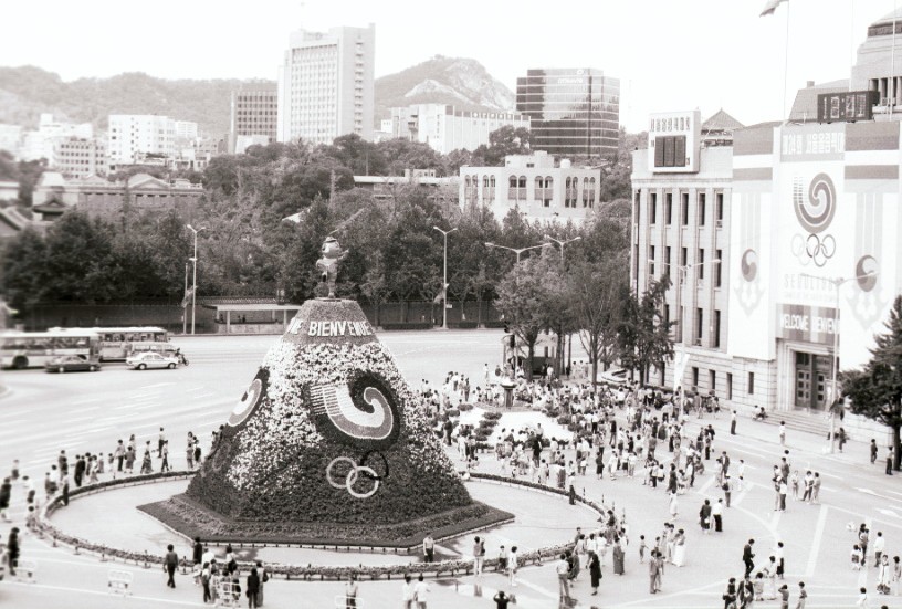 서울시청 앞 꽃탑 인파