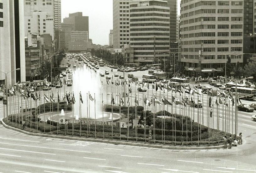 서울시청 앞 올림픽 참가국 국기 게양