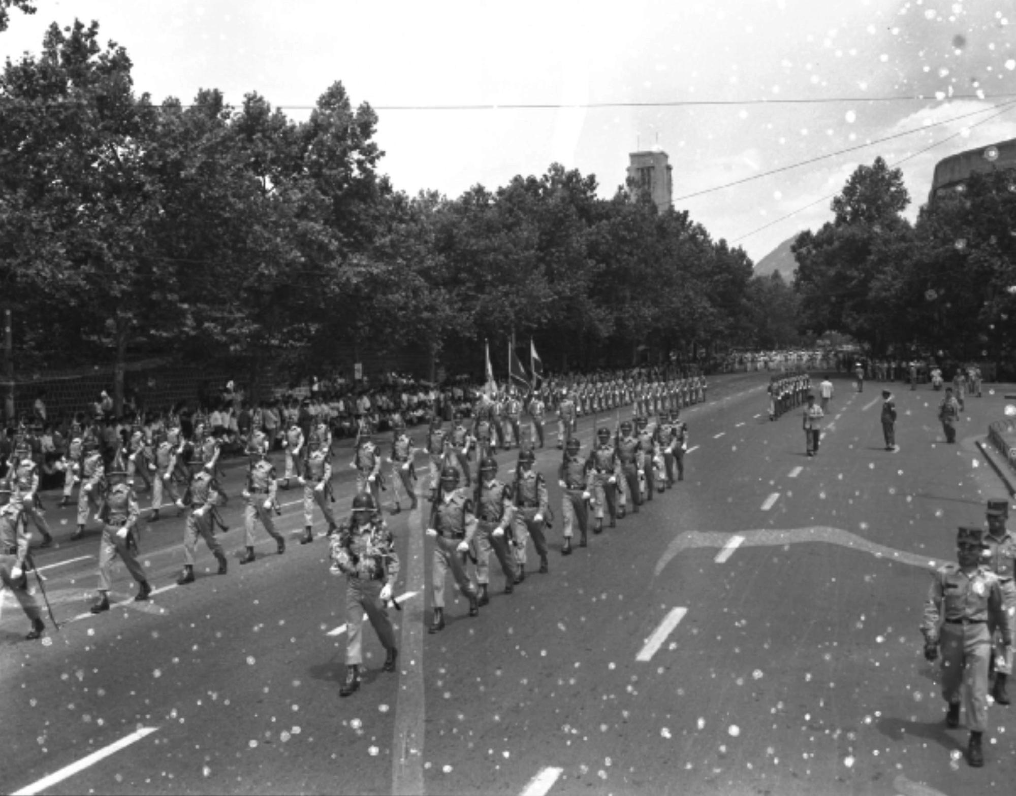 제10주년 6.25 기념, 3군 군악대와 의장대 시가행진