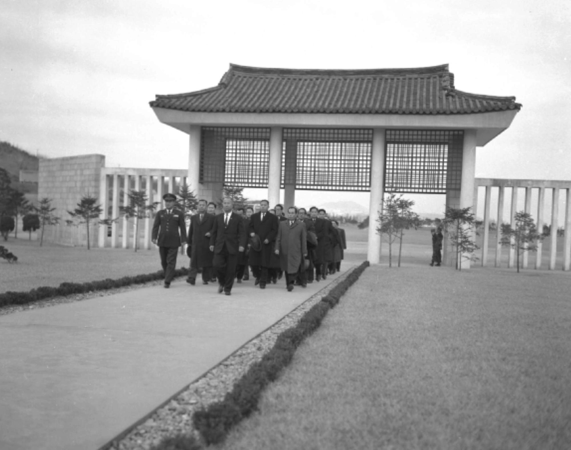 제2대 서울시의원 일동, 국군묘지 참배