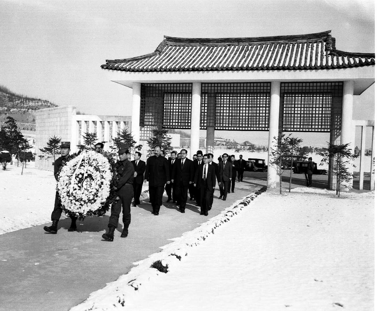 김상돈 서울시장, 국군묘지 참배