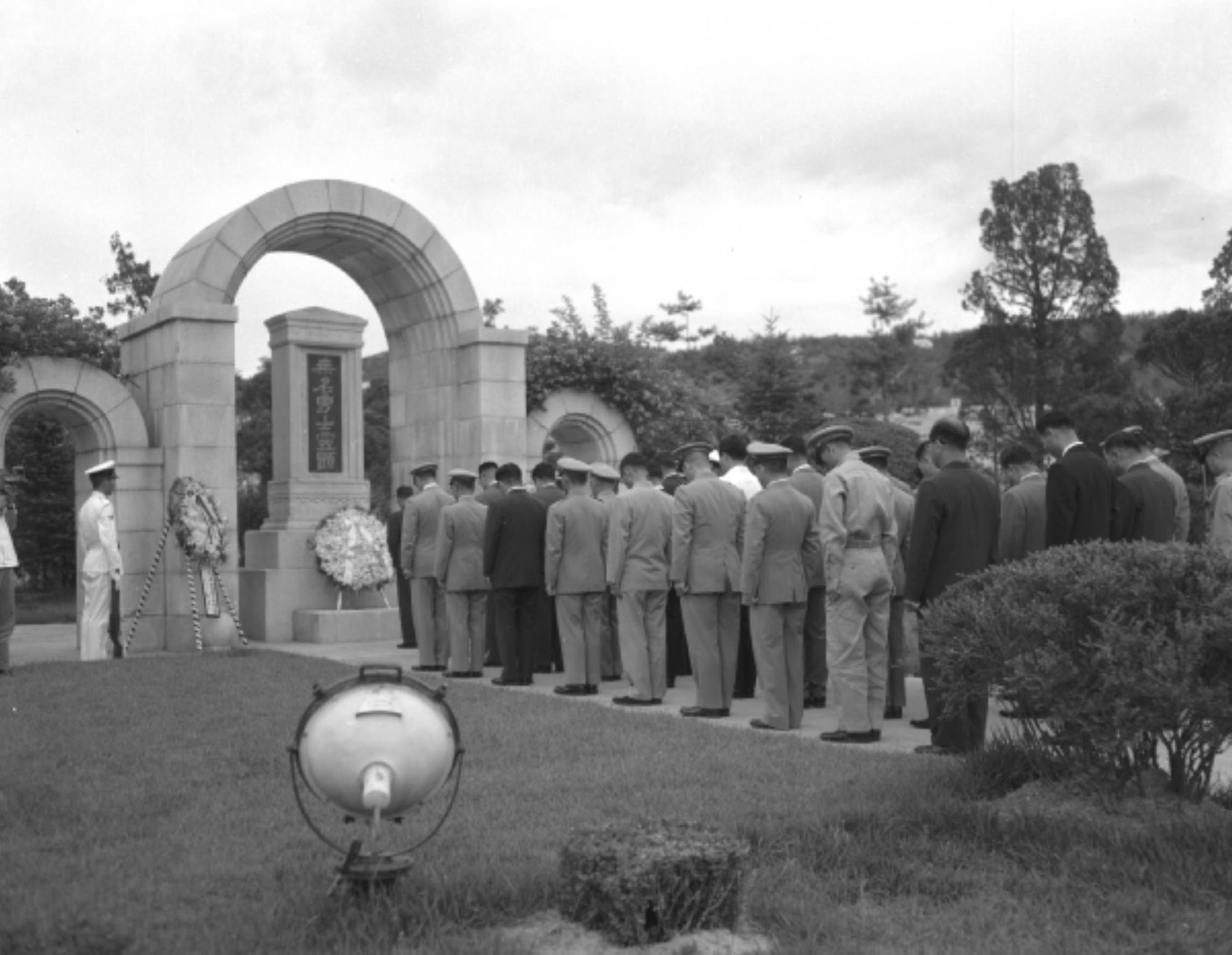 제12주년 6.25 기념, 국군묘지 참배
