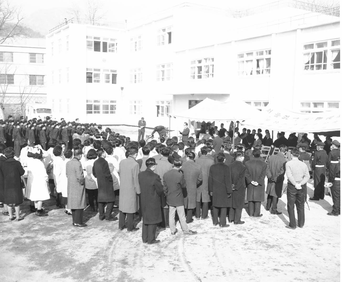 신임 윤치영 서울시장, 청과수산시장 시찰